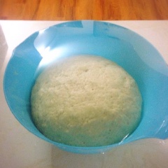 Tiếp tục cho 50gr bơ lạt vào, nhào đều. Để bột nghỉ khoảng 1 giờ.