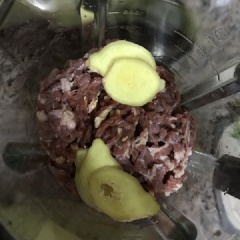 Hẹ mua về nhặt sạch lá úa, rửa sạch, giũ ráo nước, đem thái nhỏ. Thịt bò rửa sạch, thái nhỏ, cho vào máy xay thực phẩm, thêm gừng lát, xay nhuyễn mịn.