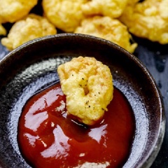 Cho tôm chiên giòn ra đĩa, rắc thêm ít muối tiêu lên là bạn đã có một món ăn vặt siêu ngon rồi. Ngoài ra, tôm chiên giòn chấm cùng tương ớt hay tương cà đều ngon tuyệt vời.