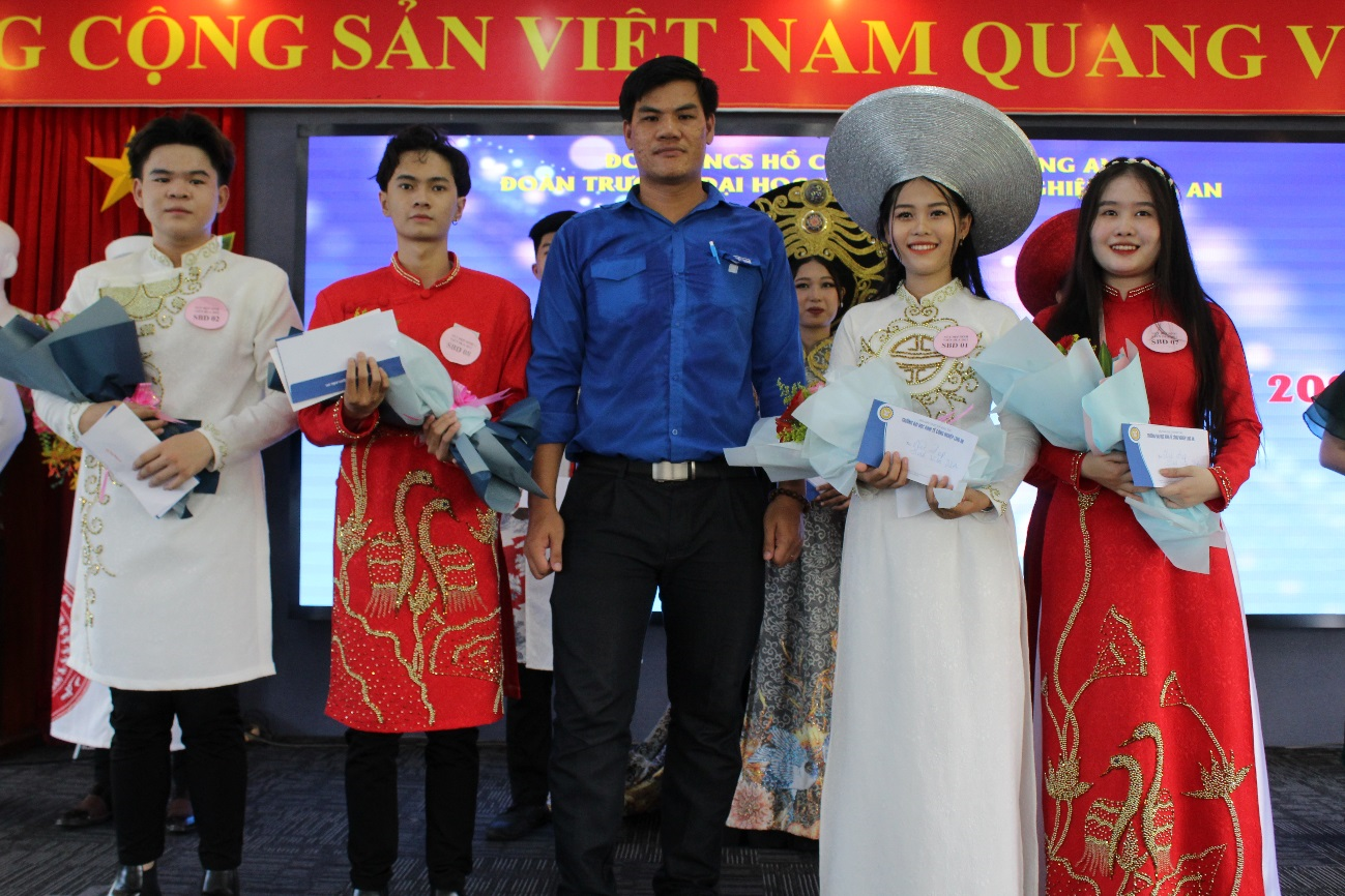 các thí sinh: Trịnh Đức Quí – chi đoàn lớp 21TC; Nguyễn Minh Tâm – chi đoàn lớp 20QT; Lê Thị Ánh Hồng – chi đoàn lớp 21TC và Cao Thị Bích Trinh – chi đoàn lớp 20QT đạt Giải khuyến khích tại cuộc thi
