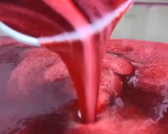 Chuẩn bị khay. Cho 400g đường trắng, sốt táo, bột rau câu Jell-O, 15g bột gelatin và nước cốt chanh vào nồi, khuấy đều lên, để 1 phút. Sau đó, đun sôi trên bếp khoảng 1 phút, vừa nấu vừa khuấy. Khi hỗn hợp đã hòa tan hết thì tắt bếp, để nguội một chút. Làm tương tự với bột Jell-O màu đỏ.