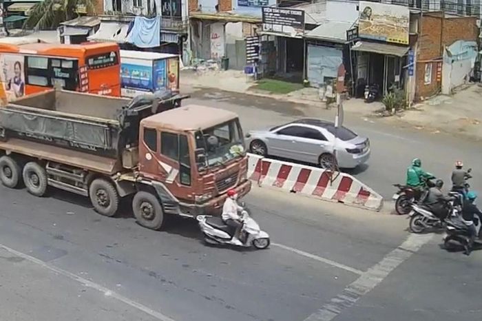 Bản tin TNGT 14/4: Va chạm xe ben tại khu vực cấm rẽ, người phụ nữ tử vong - Báo Xây Dựng