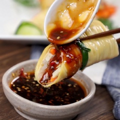 Trình bày nem chay váng đậu ra dĩa, trang trí thêm ngò rí cho đẹp mắt hơn. Khi ăn, chấm nem chay kèm với sốt nước tương cay cay rồi thưởng thức. Món ăn thanh đạm tươi mát thích hợp cho những ngày rằm hoặc những ngày hè nắng nóng.