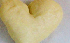 Khởi động lò nướng 5 phút ở nhiệt độ 70 độ C. Tắt lò, cho bột vào ủ khi bột nở gấp đôi. Bạn có thể quét lên mặt bánh hỗn hợp lòng đỏ trứng và sữa tươi để tạo màu đẹp mắt. Xếp bánh lên khay nướng có lót sẵn 1 lớp giấy nến, cho bánh vào nướng 10 phút, đảo bánh rồi nướng thêm 5 phút là được.