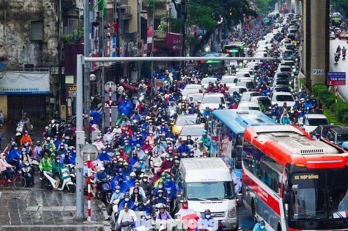 Mưa xuống, xe dồn, phố Hà Nội tắc dài giờ cao điểm - Báo Tiền Phong