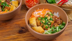 Bày bún ra tô cho thịt nướng, chả giò chiên, rau sống cắt nhỏ, dưa leo cắt sợi nhỏ, dưa chua, rồi thêm đậu phộng rang và mỡ hành lên trên. Khi ăn chan nước mắm chua ngọt vào cùng thưởng thức. Món bún thịt nướng rất phù hợp để chiêu đãi gia đình hay bạn bè vào những dịp lễ hay cuối tuần, cùng vào bếp và thử ngay bạn nhé!