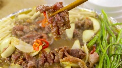 Chảo thịt bò sốt me xèo xèo, thơm nức. Thịt bò chín mềm, tỏa hương ngào ngạt, rất quyến rũ. Ngoài việc ăn cùng cơm thì bò sốt me còn có thể kẹp ăn cùng bánh mì rất là ngon miệng nữa nhé!