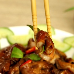 Khi lòng heo đã rút hết nước, cắt lòng khìa ra thành miếng vừa ăn, dùng kèm thêm rau răm và dưa leo, chấm với muối tiêu ớt để tăng thêm hương vị của món ăn.