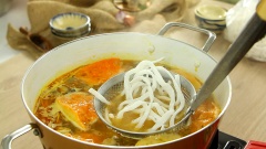 Sau khi thịt ghẹ chín thì gắp ra khỏi nồi, nêm nếm nước bánh canh với 1 muỗng canh đường, 1 muỗng canh hạt nêm, 1 muỗng cà phê muối và 50ml nước cốt dừa. Khi chuẩn bị ăn, lấy một chiếc vá lổ rồi cho trực tiếp bánh canh bột gạo vào nồi trụng đến khi sợi bánh canh chín mềm. Bột áo sợi bánh canh sẽ làm cho nước lèo có độ sánh nhẹ.