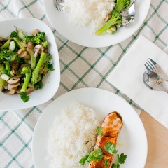 Khi dùng, cho cá hồi ra đĩa, rưới nước sốt lên và thưởng thức. Món này dùng nóng với cơm trắng thì tuyệt vời không còn gì để nói luôn đó.