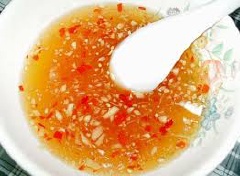 Pha nước mắm trộn: Hòa tan 1 muỗng canh giấm, 1 muỗng cà phê tỏi băm, 2 muỗng canh nước mắm, 1 muỗng cà phê ớt băm, 1 muỗng canh đường với 2 muỗng canh nước cốt chanh và 1/3 chén nước sôi.