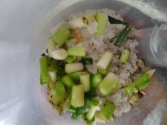 Tiêu đen (hoặc tiêu sọ) rang trên lửa nhỏ đến khi có mùi thơm, để nguội. Hành lá lấy gốc trắng cắt khúc. Lấy cối xay nhuyễn muối hột, tiêu, hành lá, bột ngọt, đường và hành tỏi. Xắt chỉ lá chanh rồi trộn chung với hỗn hợp trên. Sau đó ướp đều bên trong và ngoài gà ít nhất 45p hoặc ướp qua đêm để thấm đều gia vị.