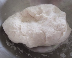 Làm vỏ bánh pateso: Cho 400g bột mì, 1 muỗng cà phê nước cốt chanh và 50g bơ vào tô, dùng tay trộn đều. Sau đó cho nước từ từ vào, nhồi bột bánh pateso cho đến khi bột mịn, không dính tay. Lấy màng thực phẩm bọc lại để bột bánh pateso nghỉ 20 phút.