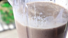 Sau khi xay xong để vậy và chuyển qua làm Whipped Cream: Cho 30ml kem sữa tươi và 100ml kem whipped và tô, dùng máy đánh bông lên tới khi nào cream có hình chóp là được (tầm 10-15 phút). Cho whipped cream vào bịch, gắn chóp bắt kem để sẵn.