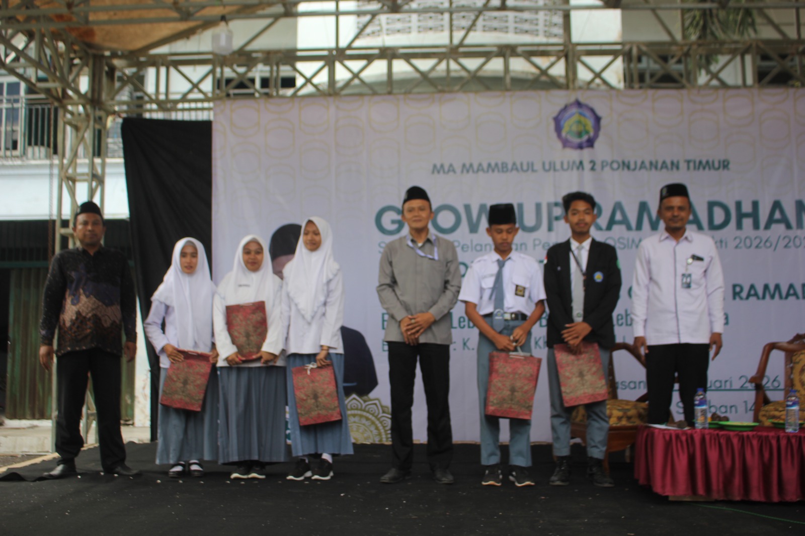 Pemberian Bingkisan bagi siswa yang aktif selama kegiatan