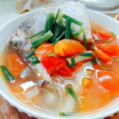Múc ra tô và thưởng thức thôi nào. Thịt cá ngọt, dai tự nhiên, chút chua dịu của cà chua và hương thơm từ hành lá sẽ là một món ăn dân dã nơi miền đất sông bồi. Cùng thêm món này vào thực đơn gia đình nhé!