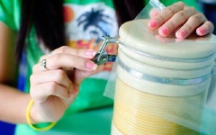 Cho cải thảo, cà rốt, củ cải trắng, hành lá, hỗn hợp ớt bột, 1 lít nước vào bình thủy tinh. Trải 1 miếng nylon lên trên miệng bình, đậy kín nắp, để khoảng 1 ngày là có thể ăn được.