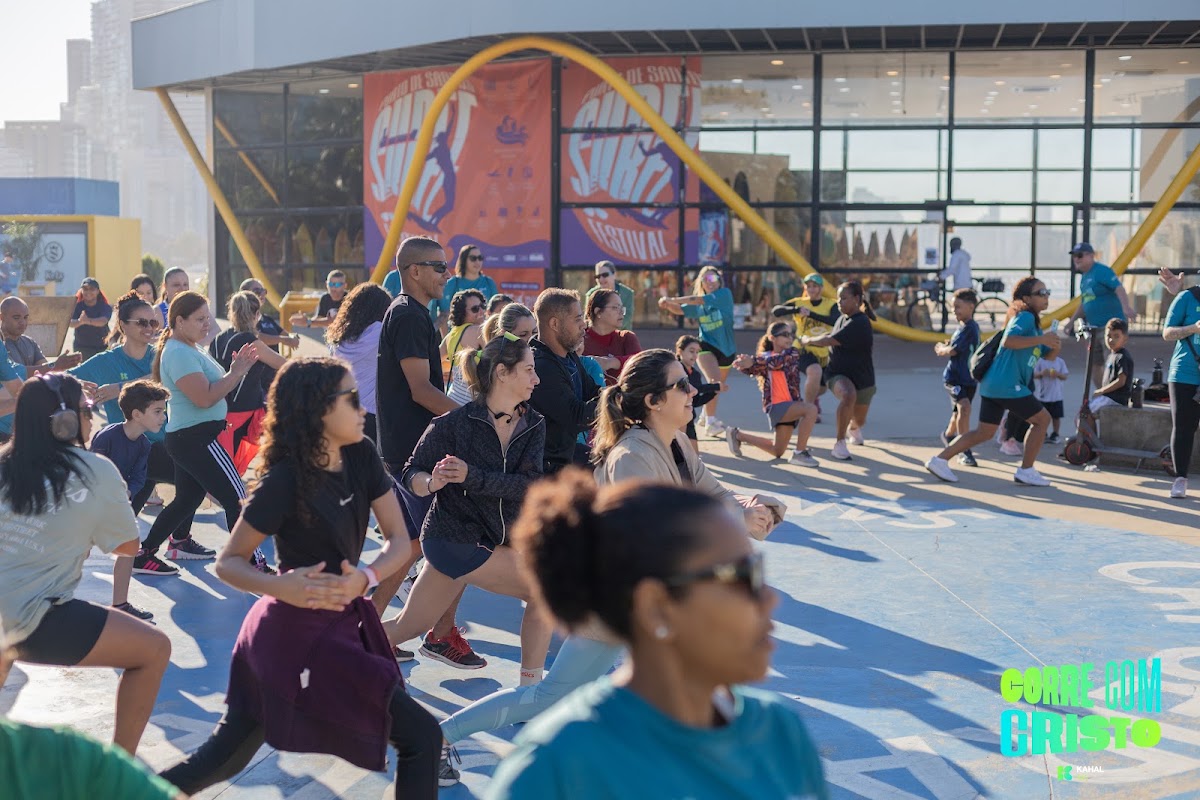 Alongamento coletivo antes da corrida
