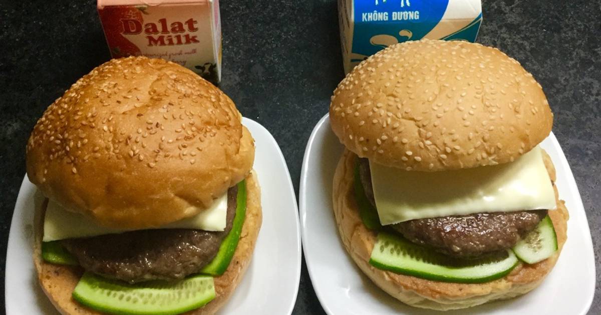 Bánh mì tròn kẹp thịt. Bữa sáng thứ 4.