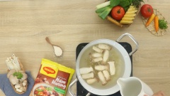 Bắc nồi lên bếp, làm nóng 2 muỗng canh dầu thực vật, cho 10gr sả vào xào lên cho vàng thơm. Tiếp theo cho 10gr hành boa rô băm vào, xào thêm 1 lúc thì cho 1/2 số nấm đùi gà vào xào săn. Chế vào nồi 1 lít nước lọc, đun cho sôi lên rồi nêm 2 muỗng canh hạt nêm Nấm hương chay Maggi, 2 muỗng canh đường phèn, 2 muỗng canh ớt sa tế, 1 muỗng canh muối rồi khuấy đều.