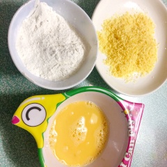 Đánh một quả trứng gà. Lăn cuộn thịt bò qua bột chiên giòn xong nhúng nhanh vào trứng gà rồi lăn qua bột chiên xù cho phủ hết cuộn bò. Bắt chảo lên cho dầu vào đun nóng và chiên cuộn bò với lửa vừa cho tới khi vàng đều 2 mặt. Lưu ý đừng chiên quá lâu để bò quá chín sẽ bị dai.