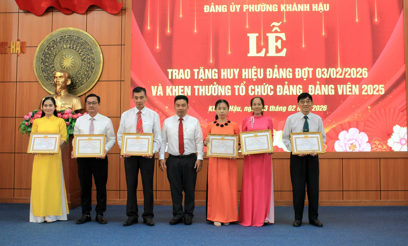 Đồng chí ThS. Huỳnh Văn Xê – Phó Bí thư Đảng ủy DLA được trao Giấy khen Đảng viên hoàn thành xuất sắc nhiệm vụ tiêu biểu 5 năm liền (2021–2025) (ngoài cùng, bên phải)