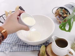 Bắt đầu làm phần sữa Macchiato: sử dụng một cái tô vừa đủ lớn, có đáy sâu, bắt đầu cho hỗn hợp kem béo, sữa béo, sữa tươi và muối vào khuấy đều.