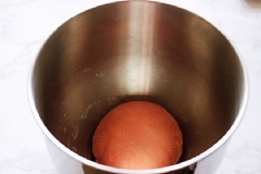 Cho 200g bột mì vào máy trộn bột, thêm vào bột màu đỏ thực phẩm. Thêm từ từ nước vào và khởi động máy sao cho bột thành khối đồng nhất thì tắt máy. Có thể dùng máy cán dẹp khối bột hoặc cho khối bột ra mặt phẳng dùng chày cán dẹp. Sau đó dùng miệng chén cắt thành những miếng vỏ bánh tròn đều.