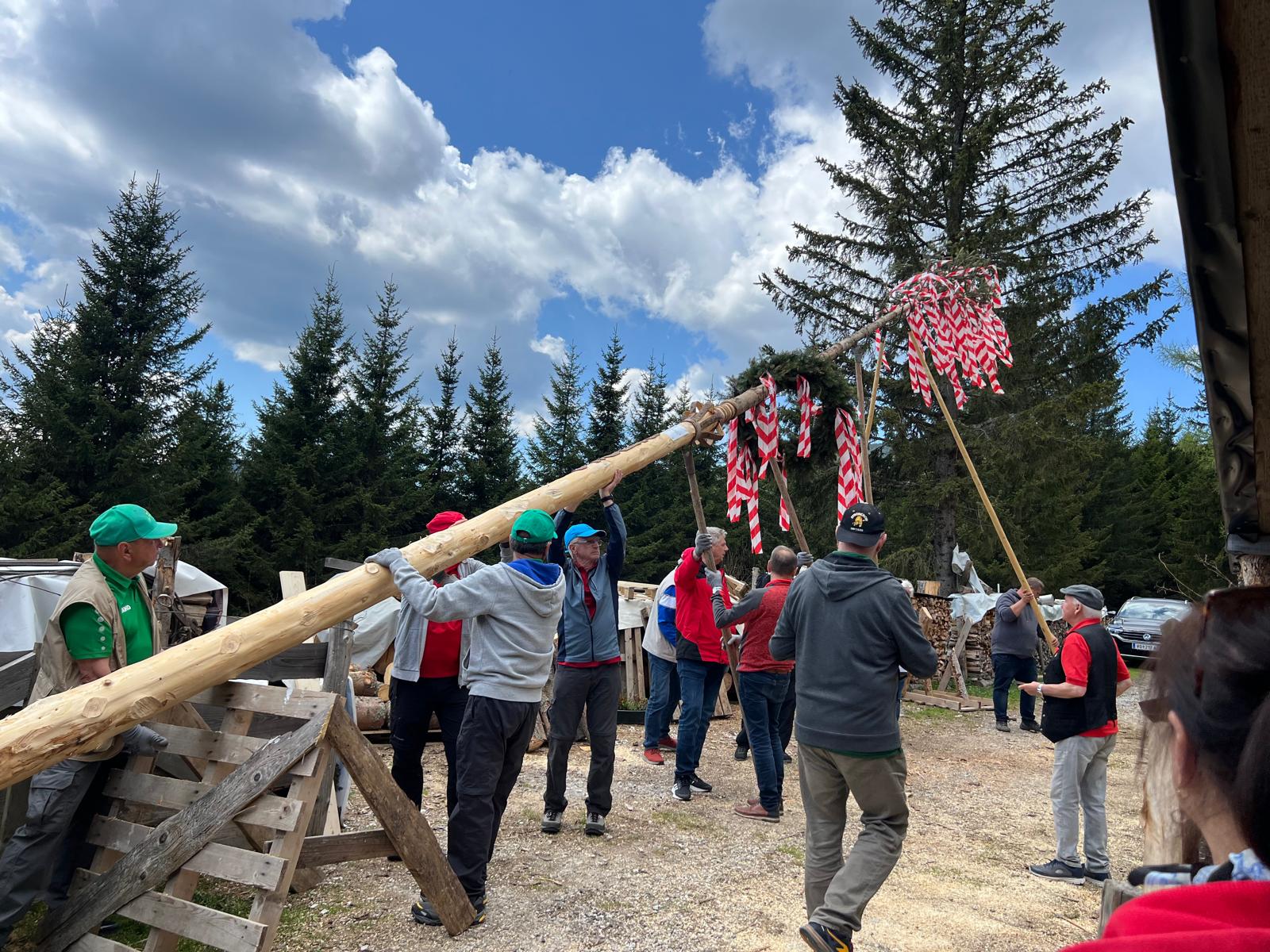 Maibaum-Aufstellen beim Sattelhaus