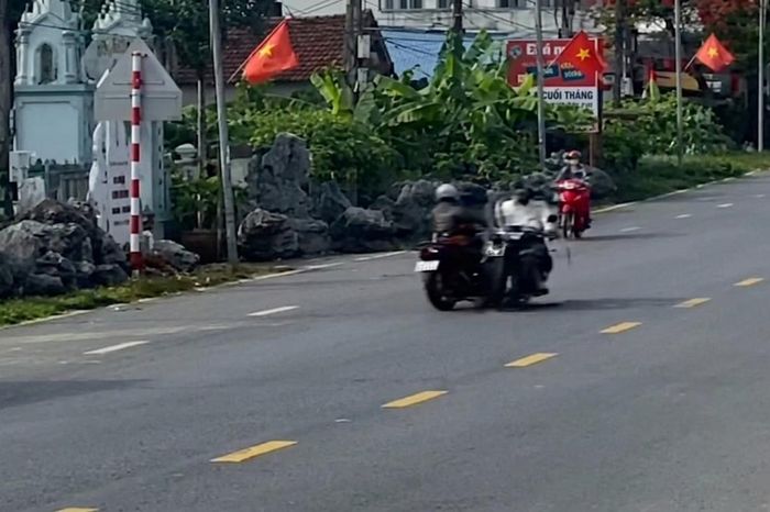 Người phụ nữ đi xe máy gây tai nạn khi cắt ngang đường lớn - Báo Xây Dựng