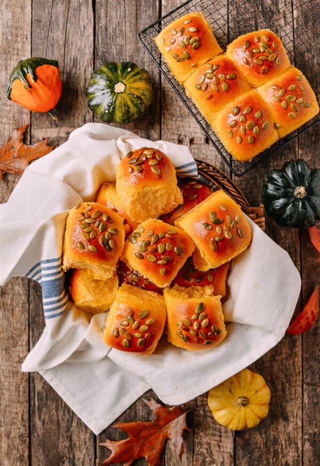 Bánh Mì Bí Đỏ Thơm Ngon