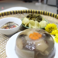 Món thịt đông này ăn kèm dưa cải hay củ kiệu, có thêm nước mắm tiêu ớt là siêu ngon luôn.