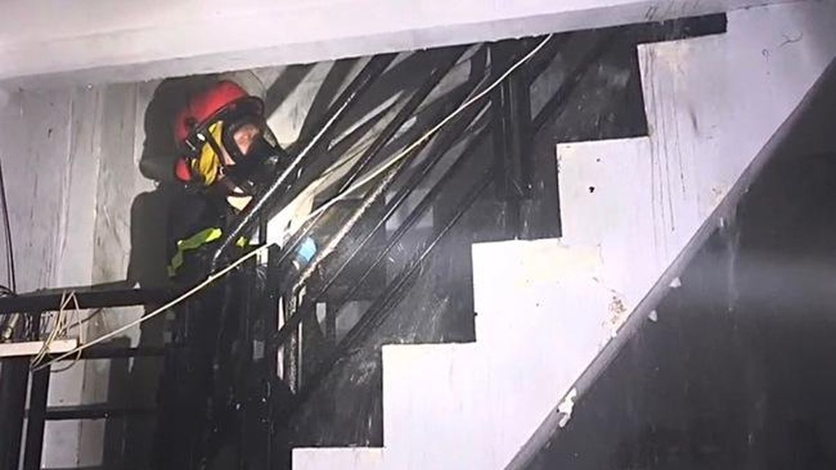 Cháy nhà trong hẻm sâu ở TPHCM, cảnh sát nỗ lực dập lửa - Báo Người Lao Động