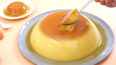 Bánh pudding trứng với một hương vị mềm mịn thoảng thoảng mùi hương của sữa tươi và trứng gà hòa quyện với phần caramen sóng sánh cực kì hấp dẫn sẽ trở thành một món ăn không thể thiếu cho gia đình các bạn trong những ngày nghỉ ngơi cuối tuần này đấy. Cùng vào bếp và thử ngay công thức đơn giản mà độc lạ này cùng Cooky nhé!