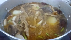 Măng khô cũng xào với xíu hạt nêm chay cho thấm gia vị. Vớt củ ở nồi nước dùng ra, cho chảo đồ xào vô nấu sôi rồi nêm lại cho vừa ăn.