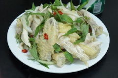 Tiếp tục thêm hành tây, rau răm vào trộn đều. Bày gà ra đĩa và thưởng thức.