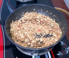 Làm nóng chảo, cho vào 1.5 muỗng canh dầu ăn. Khi dầu nóng thì cho sả, gừng đã giã nhuyễn vào rang đến khi vàng. Tiếp theo, cho đậu phộng đã giã nát vào xào trong 5 phút.