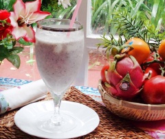 Đổ sinh tố thanh long ra ly, thưởng thức nhanh lúc còn lạnh nhé. Nếu để lâu thì nước đá tan ra sẽ khiến sinh tố bị nhạt kém ngon đấy.