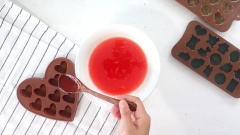 Kẹo dẻo vị dưa hấu: Gelatine sau khi ngâm nở thì đun chảy trong lò vi sóng 1 phút. Chuẩn bị tô nhỏ có 80ml nước ép dưa hấu, 10ml nước cốt chanh, thêm 80gr đường và gelatine đun chảy vào. Khuấy tan đường và đổ hỗn hợp ra khuôn.