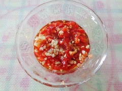 Thịt ba chỉ cắt bỏ phần da, cắt miếng nhỏ dày khoảng 0.5cm. Riềng giã nát. Trong chén nhỏ trộn đều 3 muỗng canh nước mắm với 2 muỗng canh đường, ớt băm, tỏi băm
