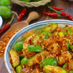 Gân bò trộn cóc non là món ăn vặt được nhiều người ưa thích, chỉ cần nhắc đến tên đã cảm thấy thèm nhức nhói rồi. Ngoài ra, món gân bò trộn cóc còn làm món nhậu cực hấp dẫn nữa nhé.