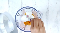 Phần sinh tố màu hồng - Sinh tố xoài kem dừa: Cho vào máy xay sinh tố 200gr xoài chín cắt nhỏ, 100gr kem dừa, 20ml siro dừa, 20ml sữa tươi và 2 giọt màu thực phẩm hồng. Bấm máy xay ở tốc độ vừa đến khi hỗn hợp sinh tố mịn nhuyễn.