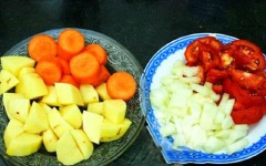 Cà rốt, khoai tây gọt vỏ, cắt khúc, rửa sạch. Cà chua, hành tây cắt mỏng, cho ra đĩa.