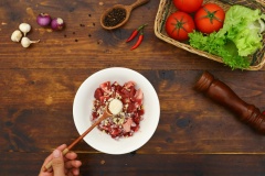 Ướp bò cùng hành, tỏi, tiêu và hạt nêm.