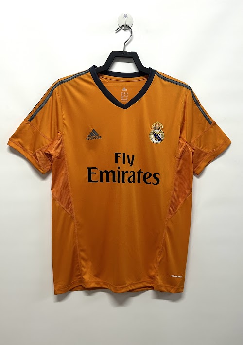 Tercera equipación del Real Madrid 2013-14.jpeg