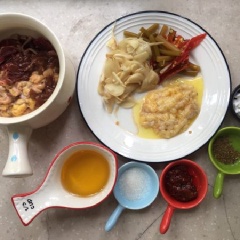 Mề gà nhờ người bán làm sạch, khi mua về chỉ đem chà xát kỹ với muối và giấm, rượu để khử mùi. Sau đó rửa sạch, thái nhỏ vừa ăn. Một ít thịt vụn và mỡ ngoài mề gà không nên bỏ mà đem thái vụn xào cùng nhé! Ướp mề gà và thịt vụn với 5g đường, 3g muối, 1g tiêu. Dưa món cắt nhỏ ra.