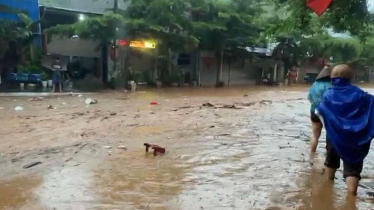 Cảnh báo không dừng lại quay phim, chụp ảnh khi xảy ra sạt lở - Báo Sức Khỏe &amp; Đời Sống