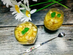 Múc chè ra ly/chén dùng nóng hay nguội đều rất thơm ngon. Nếu bạn thích ăn chè đá thì cho thêm đường khi nấu hoặc cất chè vào ngăn mát tủ lạnh dùng dần. Vị thơm ngon, thanh mát của món chè này chắc chắn ai cũng thích. Sự kết hợp hài hòa của hạt sen và mịt nghệ đang vào mùa, tạo nên một món chè thơm ngon, ngọt bùi quyện trong màu vàng tươi thật đẹp mắt.