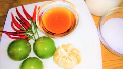 Đập dập và băm nhỏ 1 củ tỏi, 1 trái ớt, (nếu nhà bạn ăn cay thì 2 trái). Pha nước trộn gỏi theo tỉ lệ bằng nhau: 5 muỗng canh mắm, 5 muỗng cà phê nước cốt chanh, 5 muỗng cà phê đường, sau đó khuấy đều cho tan. Rồi cho tỏi và ớt băm vô khuấy đều.