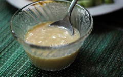 Cho 1 muỗng cà phê tỏi băm, 1 muỗng canh nước mắm, 2 muỗng canh sốt mayonnaise, ớt cắt nhỏ, 1 muỗng canh nước cốt chanh, 1 muỗng cà phê đường trắng vào tô, trộn đều.